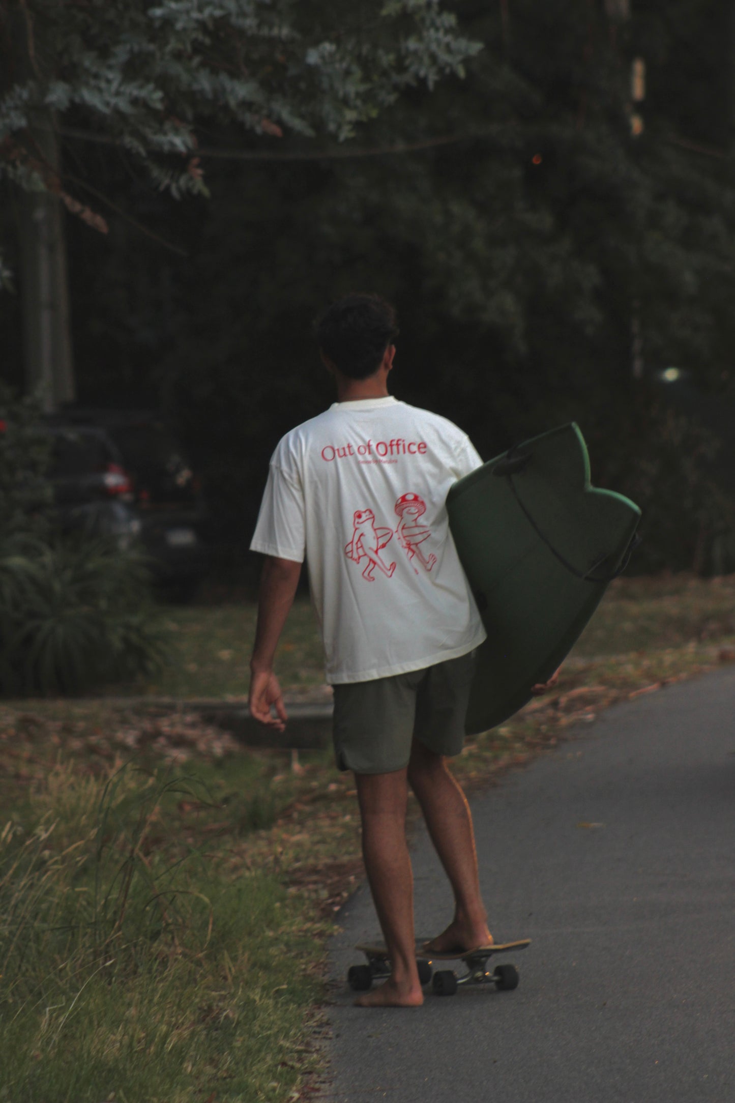 Remera "Out of office"